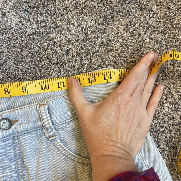 Vintage Women’s Lebon High Waisted Distressed Jean Shorts Size 15/16 (runs Small - Picture 4 of 9